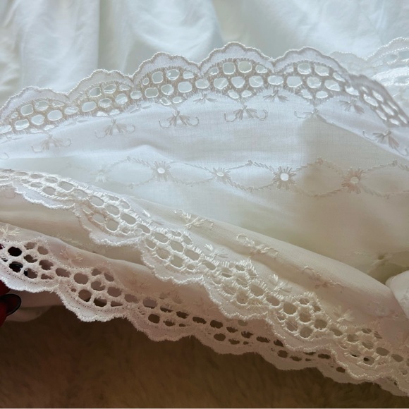 Vintage Full Size Bed Skirt .
White Cotton Bed Skirt With Richelieu Lace. - Picture 6 of 8